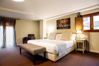 Ikonik Plaza Mercado