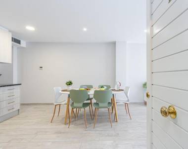 CENTRAL APARTMENT 2A WITH BALCONY 50m BEACH