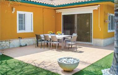 Awesome home in Riba-Roja de Túria with Jacuzzi WiFi and 5 Bedrooms