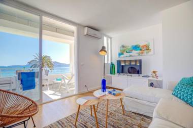 Beachfront Apartment Sivella