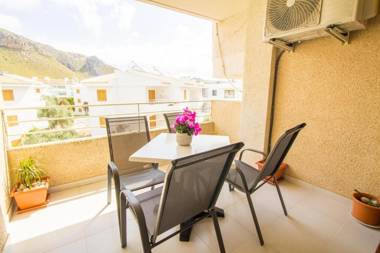 Beautiful apartment recently renovated with wifi and A c