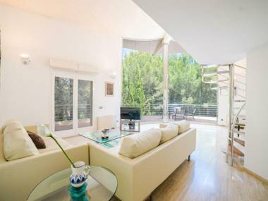 Spectacular villa with three levels located in quiet area