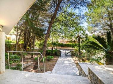 Spectacular villa with three levels located in quiet area