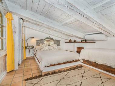 Beautiful country house set on a hilltop with views of the Sierra de Tramuntana