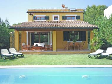 Holiday home just a few steps from the sea in Sa Marina