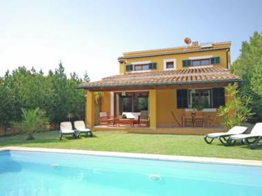 Holiday home just a few steps from the sea in Sa Marina