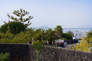 Vista Lobos entre volcanes y oceano