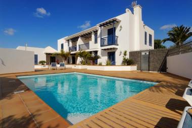 Impeccable 2-Bed Apartment No 2 in Playa Blanca