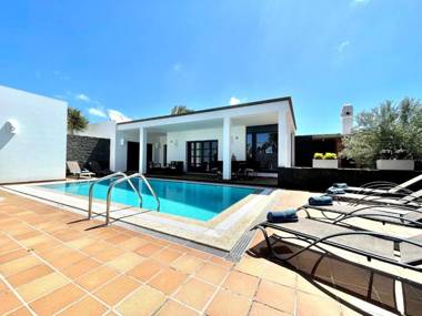 Villa B with private pool beachfront Wifi in Playa Blanca