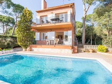 Simply furnished apartment with shared pool in Llafranc