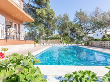 Simply furnished apartment with shared pool in Llafranc