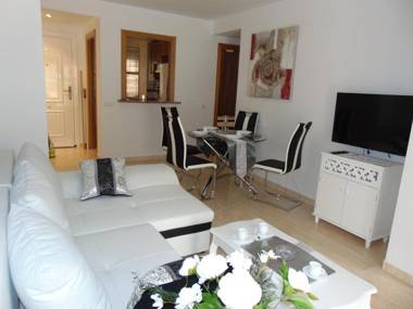 Apartamentos varios con 2 dorm en Marina Dor la playa de Amplaries vista lateral al mar