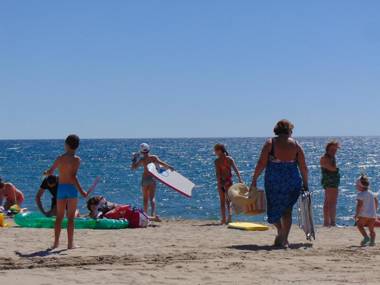 Apartamentos varios con 2 dorm en Marina Dor  la playa de Amplaries  vista lateral al mar