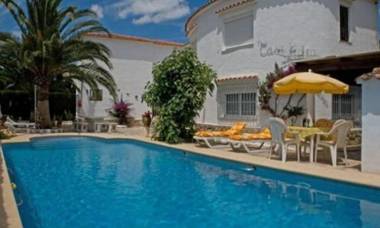 Bungalow 90m2 airco 2 Pool 5x10 Sandy Beach 200m Wifi Carport for 2 cars.