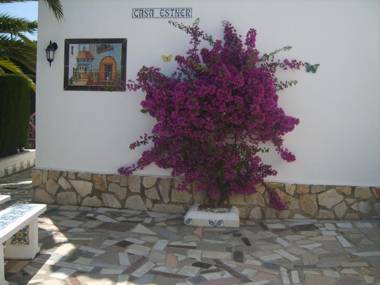 Bungalow 90m2 airco 2 Pool 5x10 Sandy Beach 200m Wifi Carport for 2 cars.