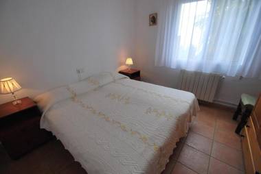 Bungalow 90m2 airco 2 Pool 5x10 Sandy Beach 200m Wifi Carport for 2 cars.