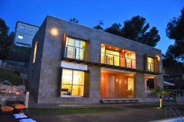 Villa Los Pinos 14 People AC Very confortable Outdoor area View Calm Area 10 minutes Drive From Sitges