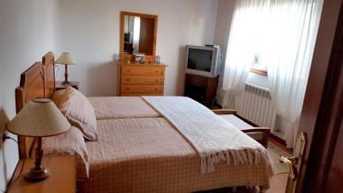 4 bedrooms house with jacuzzi enclosed garden and wifi at O Rosal 2 km away from the beach