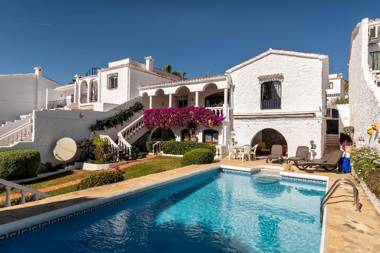 Beautiful 4 bedroom town house in the heart of capistrano with lovely private pool and garden