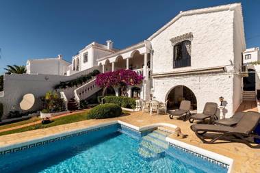 Beautiful 4 bedroom town house in the heart of capistrano with lovely private pool and garden