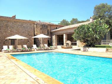 Traditional estate from the XIV century with swimming pool
