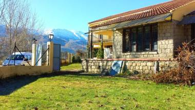 6 bedrooms house with lake view and enclosed garden at Navaluenga