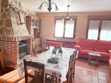 5 bedrooms house with furnished terrace at Navaluenga