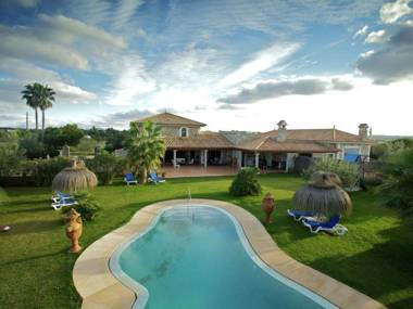 Luxurious villa perfect for large families and only 2km from the beach