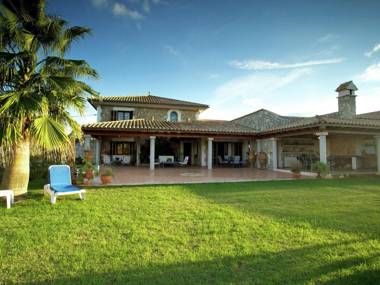Luxurious villa perfect for large families and only 2km from the beach