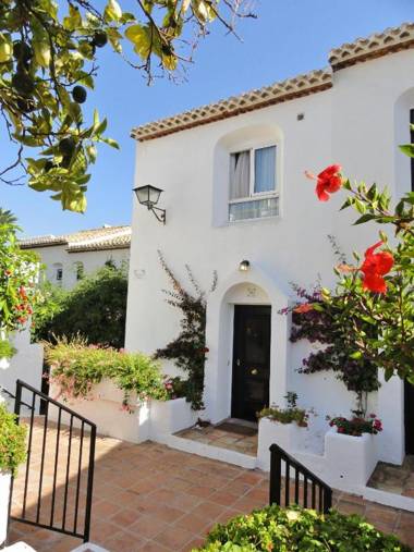 Dona Lola Micaela Beach front duplex 2 bedroom apartment - open sea and beach views surrounded by bars and restaurants - Costa del Sol - CS199