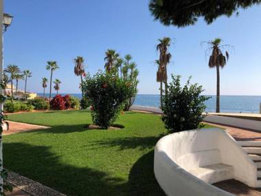 Dona Lola Micaela - fully equiped 1 bedroom ground floor beach front apartment with direct access to the beach of Calahonda - Costa del Sol - CS155