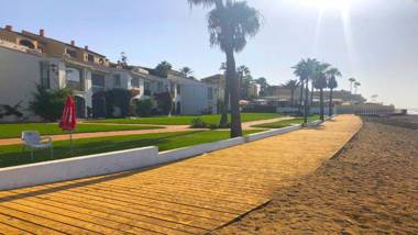 Dona Lola Micaela - fully equiped 1 bedroom ground floor beach front apartment with direct access to the beach of Calahonda - Costa del Sol - CS155