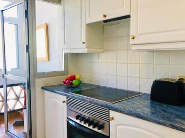 Dona Lola Martha - Spacious 3 bedroom apartment with partial sea views