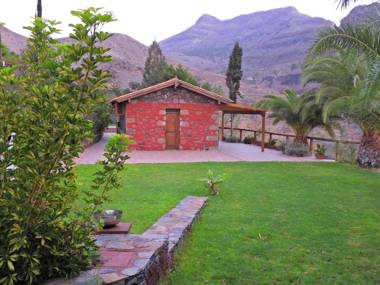 One bedroom house with jacuzzi enclosed garden and wifi at San Bartolome de Tirajana