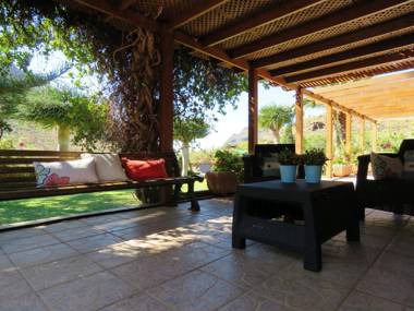 One bedroom villa with jacuzzi enclosed garden and wifi at San Bartolome de Tirajana