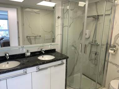 Skol 927A - beachfront central luxury penthouse