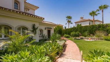 Golden Mile Villa Close to Beach