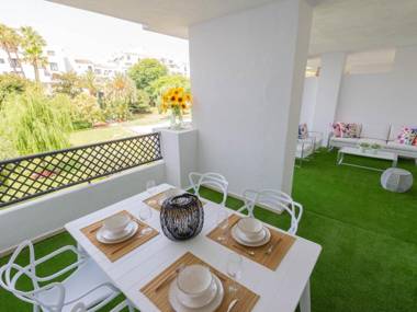 In the heart of Puerto Banus! Walk everywhere!