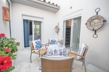 Villa encantadora junto a la playa en Los Monteros con seguridad 24 horas