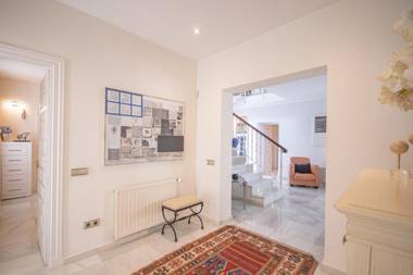 Villa encantadora junto a la playa en Los Monteros con seguridad 24 horas