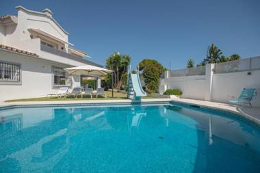 Villa encantadora junto a la playa en Los Monteros con seguridad 24 horas