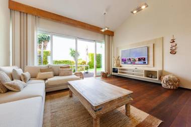 Villa Justicia beachside villa in Costabella