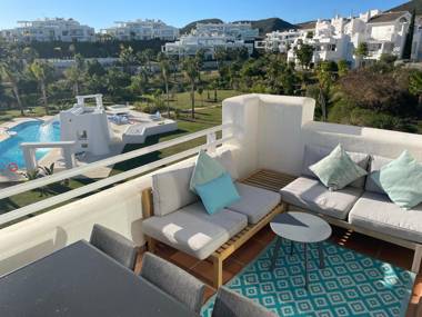 Stunning Modern 2 Bedroom Apartment - Alcazaba Lagoon - 30 mins outside Marbella