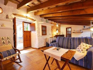 Authentic country house with sun terrace and private pool rural location