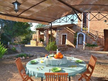 Authentic country house with sun terrace and private pool rural location