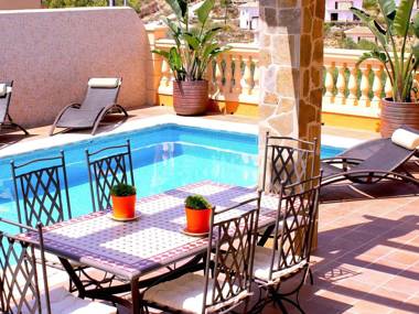 Detached house with private pool 1km walk to the sandy beach