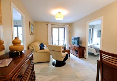 RENTHAS Plaza Flores Apartment