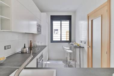 C88 - Deluxe Apartment Downtown with Pool and Parking