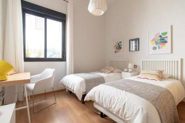 C88 - Deluxe Apartment Downtown with Pool and Parking