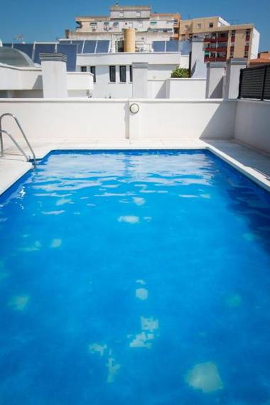 Holidays2Malaga Refino Pool and Parking
